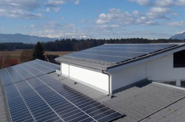 Linijski snegolovi in nosilci solarnih kolektorjev na velikem objekti v &Scaron;enčurju. Foto: Kon Tiki Solar d.o.o. Kamnik